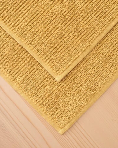 طقم من منشفتين للأرض بلون أصفر