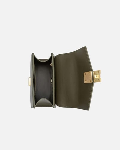 شنطة أنيقة من الجلد بحجم صغير بلون أخضر زيتي