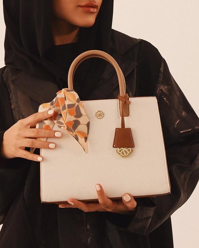 شنطة نسائية متوسطة باللون البيج.