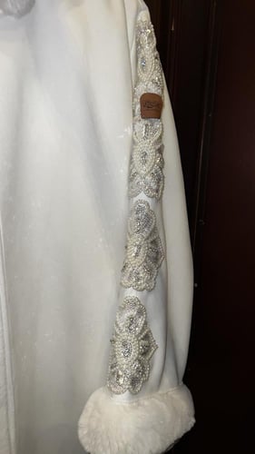 فروة عملية بيضاء مع شك على الاكمام( بديل )