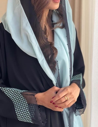 عباية مميزة القماش كريب حرير اسود وشك اسود على الا...