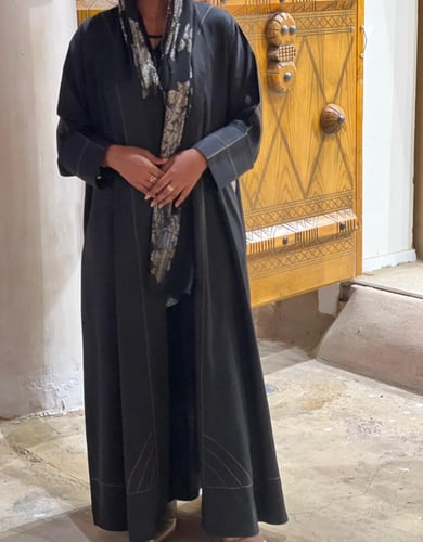 عباية مميزة القماش كريب كتان اسود مع تطريز