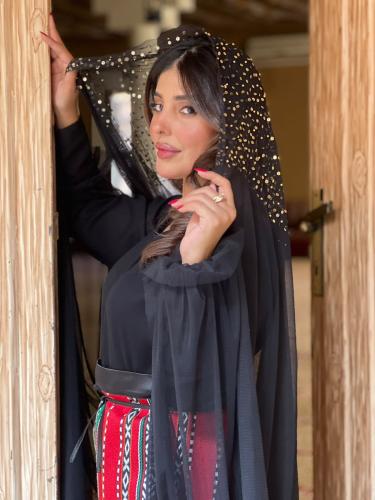 طقم 3 قطع فستان وحزام تل مع شك ذهبي