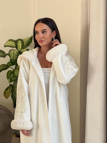 فروة عملية بيضاء مع شك على الاكمام( بديل )