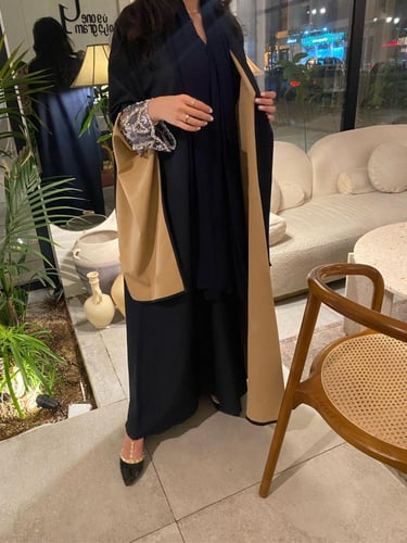 عباية فاخرة القماش كريب كحلي وعلى الأكمام شك فضي