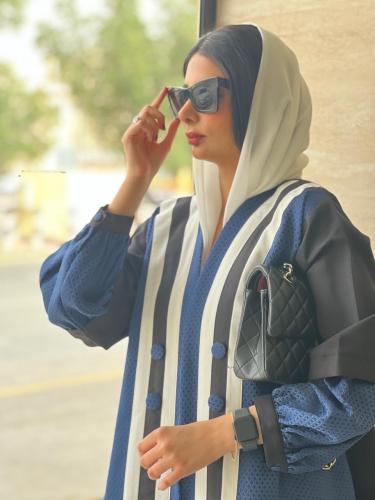 عباية عملية فاخرة القماش كريب كتان وتفته كحلي