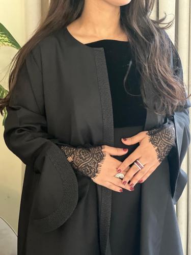 عباية كريب اسود والاكمام دانتيل
