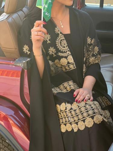 عباية فاخرة اللون اسود مع شك ذهبي