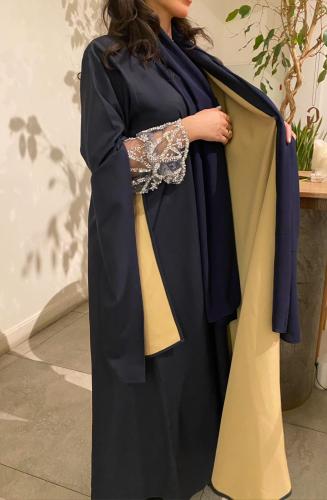 عباية فاخرة القماش كريب كحلي وعلى الأكمام شك فضي