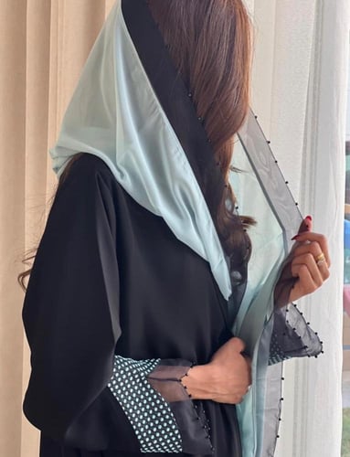 عباية مميزة القماش كريب حرير اسود وشك اسود على الا...