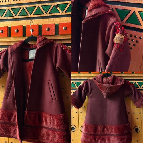 فروة اطفال شامواه عنابي وفرو وشك على الاكمام