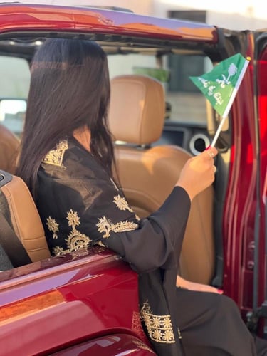 عباية فاخرة اللون اسود مع شك ذهبي