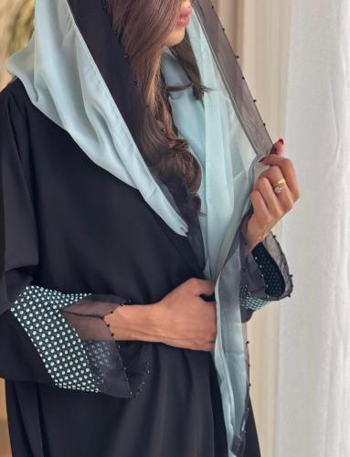 عباية مميزة القماش كريب حرير اسود وشك اسود على الا...