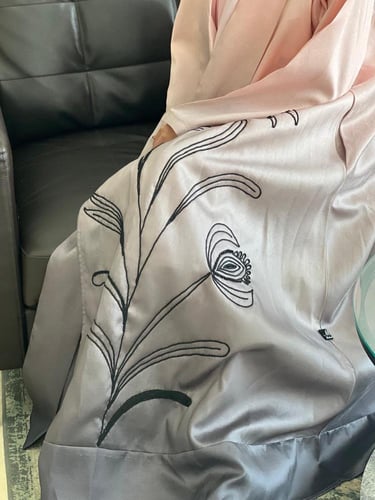 عباية صيفية باردة القماش تفته لنن وردي مطرز اسود