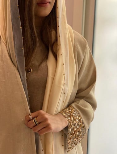 طرحة بيج مع شك ذهبي