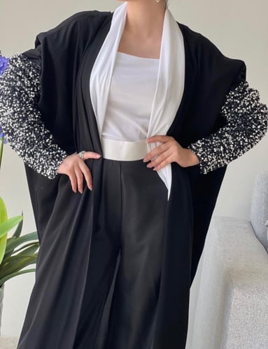 عباية ومميزة اللون اسود وعلى الأكمام شك فضي واسود