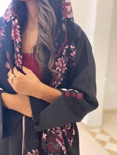 عباية سوداء عملية ومميزة مع طرحة ورد مشجر