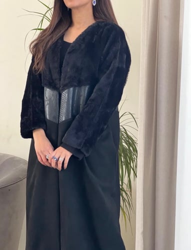 عباية شتوية فاخرة القماش شامواه مع فرو وجلد اسود