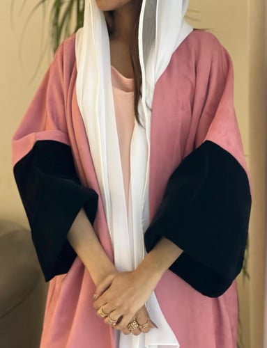 عباية شتوية عملية القماش شامواه وردي والاكمام مخمل...