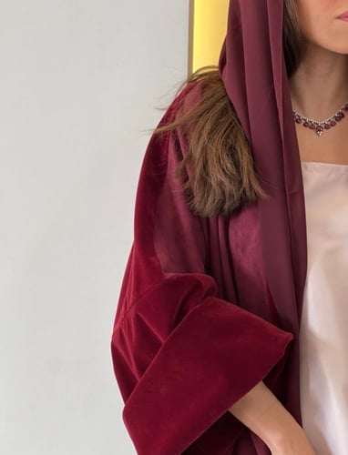 عباية شتوية عملية القماش شامواه عنابي مع مخمل عناب...