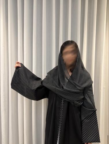عباية سوداء منقطه ، قماش كريب كتان مع و طرحه منقطة