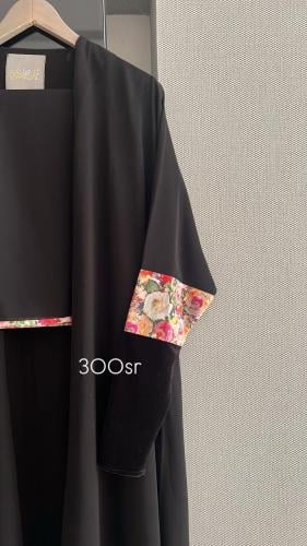 كريب حرير مع أكمام مورده ومخمل استريتش( مع ورد بدي...