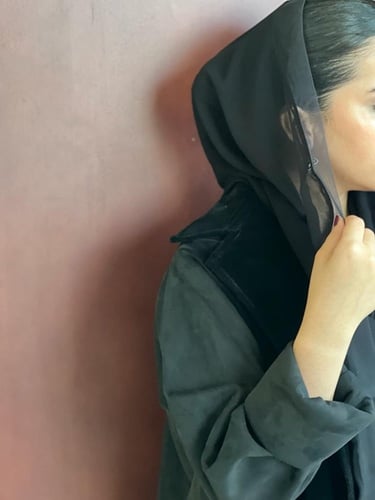 عباية شتوية عملية القماش شامواة اسود مع مخمل اسود