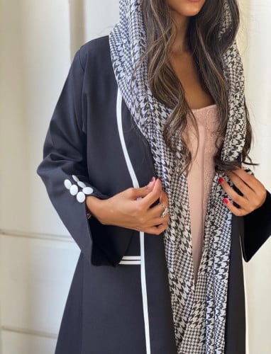 عباية سوداء عملية ومميزة ومحددة لون سكري ( طرحتها...