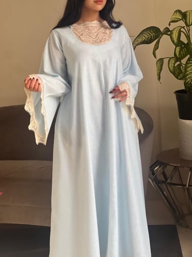 لنن سماوي مع اكمام دانتيل