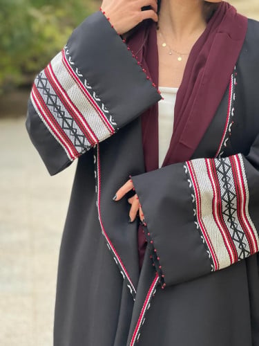 عباية اللون اسود محددة بقماش سدو وعلى والاكمام شك...