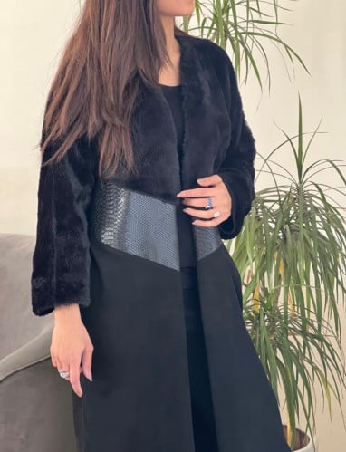 عباية شتوية فاخرة القماش شامواه مع فرو وجلد اسود