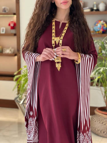 جلابية مميزة اللون عنابي والأكمام مقلم عنابي