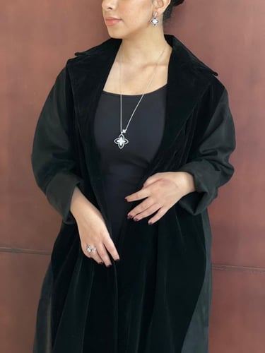 عباية شتوية عملية القماش شامواة اسود مع مخمل اسود