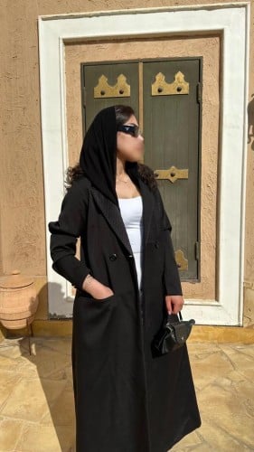 عباية عملية ومميزة القماش كريب كتان اسود
