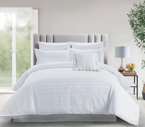 لحاف فندقي ابيض فاخر مقلم - مفرد ونص