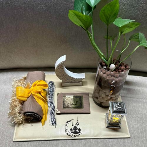 سجادة صلاة مع قاعدة جلد + فانوس بسورة البقرة