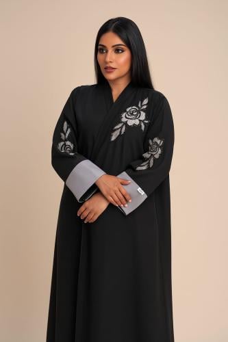 "عباية الثراء – ترف يليق بإطلالتك"