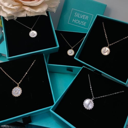 سلسلة بالحرف العربي مع صدف واطار مرصع بالزركون فضة...