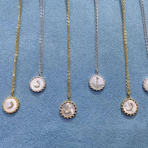 سلسلة بالحرف العربي مع صدف واطار مرصع بالزركون فضة...