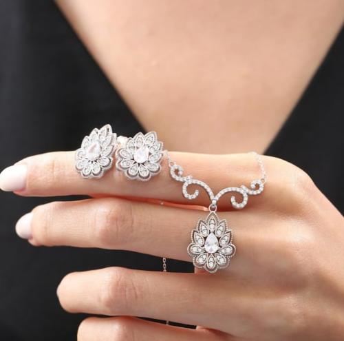 طقم ناعم فضة صافي عيار 925 ( سلسلة وحلق )