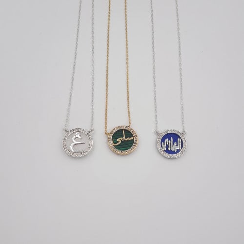 قلادة بالأسم او الحرف على حجر طبيعي فضة صافي مطلي...