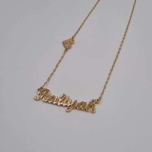 قلادة بالأسم مع قلب مرصع بالزركون فضة صافي مطلي ذه...