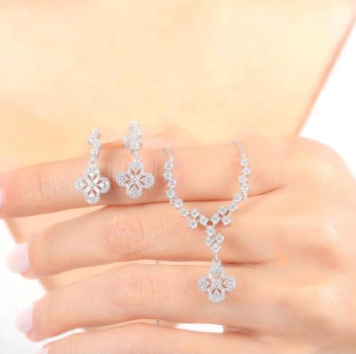 طقم ناعم فضة صافي عيار 925 ( سلسلة وحلق )