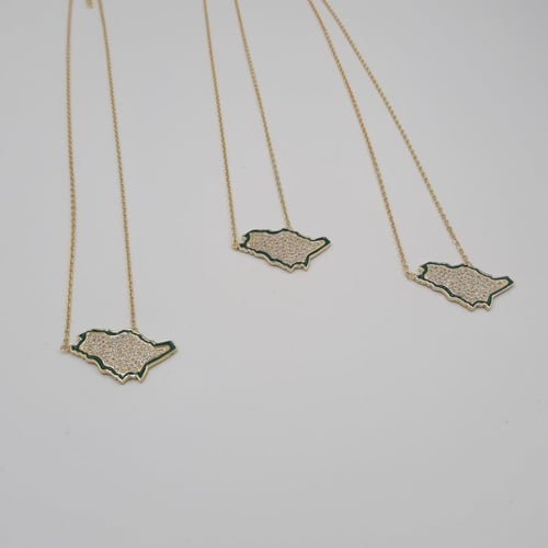 قلادة المملكة بفصوص الزركون فضة صافي عيار 925 مطلي...