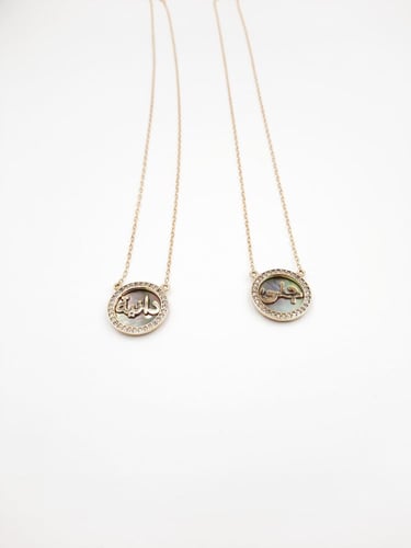 قلادة بالأسم او الحرف على حجر طبيعي فضة صافي مطلي...