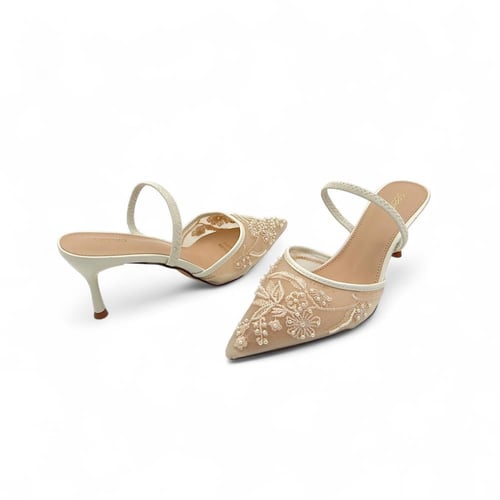 جزمة كعب دانتيل , مزينة بالخرز البيضاء بتصميم عصري...