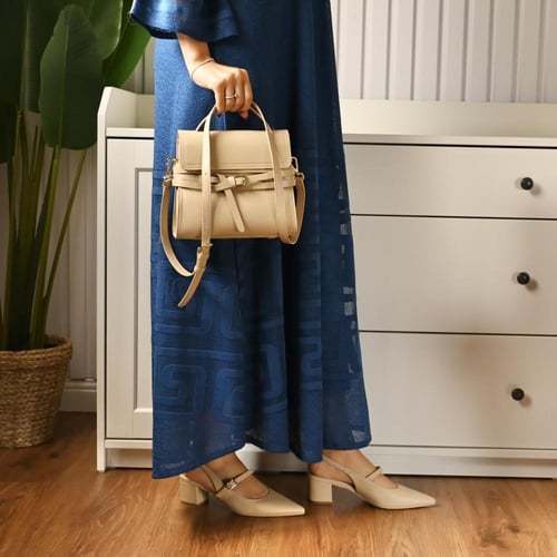 شنطة نسائية كاجول سوداء بتصميم عملي وأنيق مع حزام...