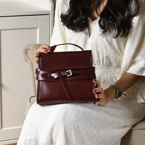 شنطة نسائية كاجول سوداء بتصميم عملي وأنيق مع حزام...