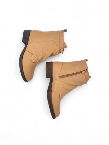 بوت جلد نسائي – بوت نسائي أنيق بتصميم راقي من متجر...