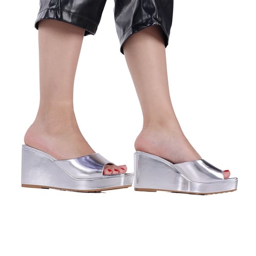 شبشب نسائي بكعب عريض